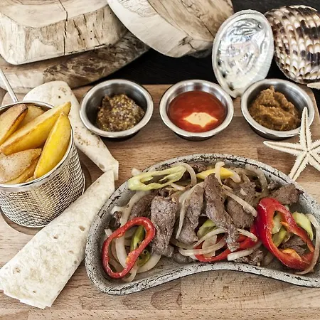 فندق Gumus بوزجادا